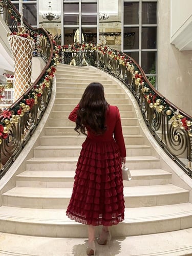 فستان احمر غامق