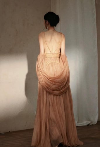 فستان مزين بالكريستال