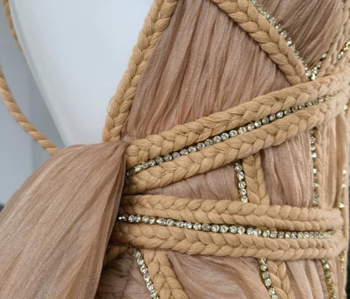 فستان مزين بالكريستال