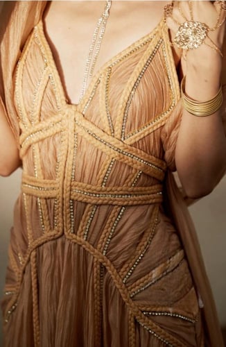 فستان مزين بالكريستال