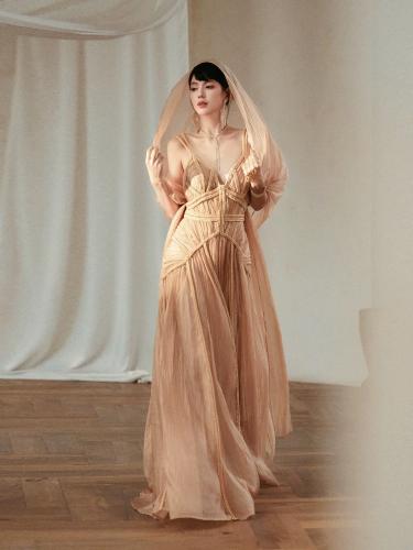 فستان مزين بالكريستال