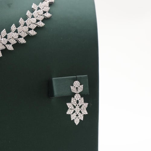 طقم ذهب ابيض عيار 18 مرصع بالزركون دقة الماس موديل...