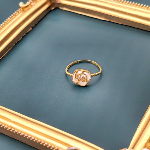 خاتم إيطالي ذهب عيار 18 مرصع بفص لون العاج وزركون...