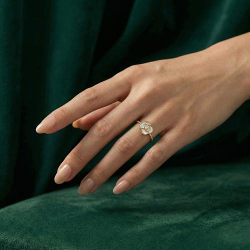 خاتم إيطالي ذهب عيار 18 مرصع بفص لون العاج وزركون...