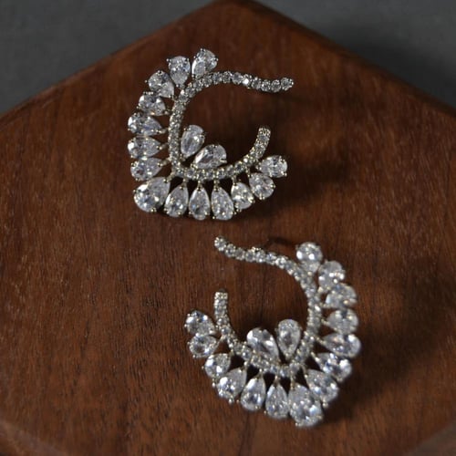 [E009] حلق مطلي بالذهب مرصع بالزركون