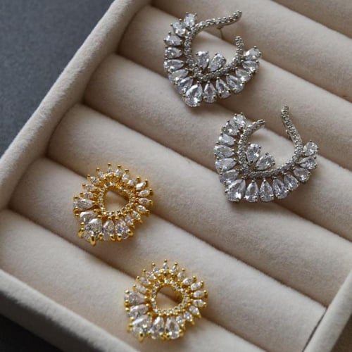 [E009] حلق مطلي بالذهب مرصع بالزركون