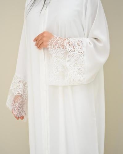 Give your look a touch of elegance and softness with white chiffon, featuring wide sleeves decorated with delicate lace embroidery...
