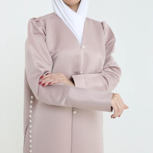 Luxury crepe abaya in soft pink color, with pearl details that enhance the beauty and elegance of the abaya.