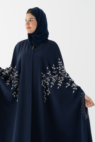 عباية مطرزة بنقشة أوراق شجر