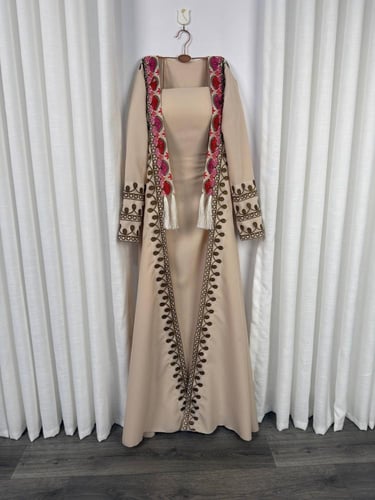 جلابية بيج مع مرد طويل مطرز EV298