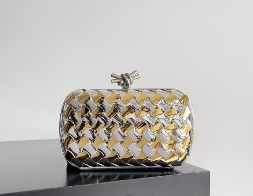 حقيبة "بوتيغا فينيتا" (Bottega Veneta)