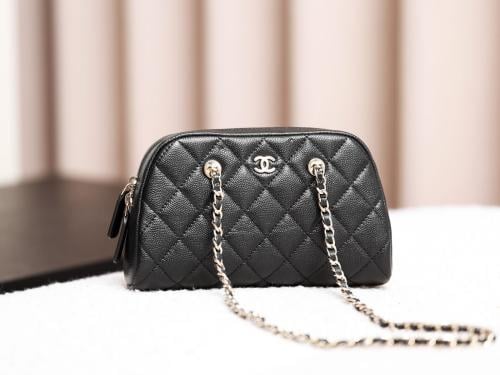 حقيبة كتف وكروس شانيل (Chanel) كافيار أسود مبطن مقاس سمول