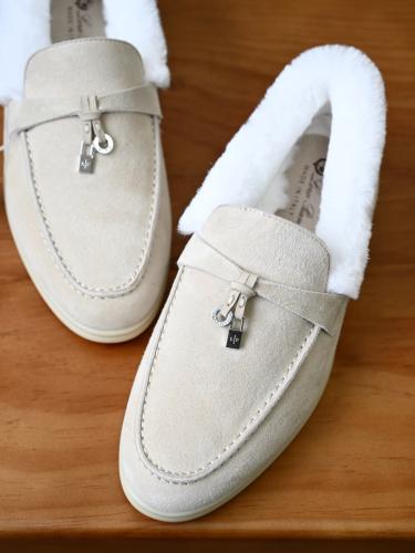 حذاء لورو بيانا النسائي الشمواه المبطن بالفرو مع تفاصيل القفل (Loro Piana Suede Fur-Lined Mules with Lock Charm)