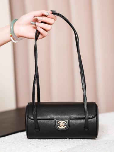 حقيبة كتف شانيل (Chanel) كلاسيك أسطوانية جلد كافيا...