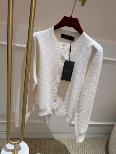 كارديجان جوتشي النسائي المحبوك بنقشة الشعار الأيقوني (Gucci Monogram Knit Cardigan)