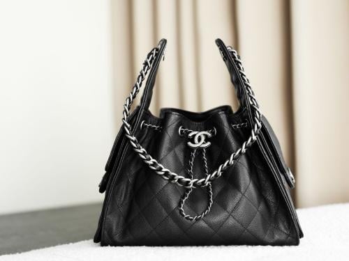 حقيبة شانيل (Chanel) كافيار برباط علوي - جلد أسود...