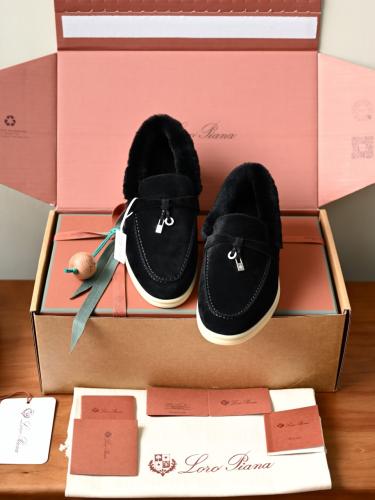 حذاء لورو بيانا النسائي الشمواه المبطن بالفرو مع تفاصيل القفل (Loro Piana Suede Fur-Lined Mules with Lock Charm)