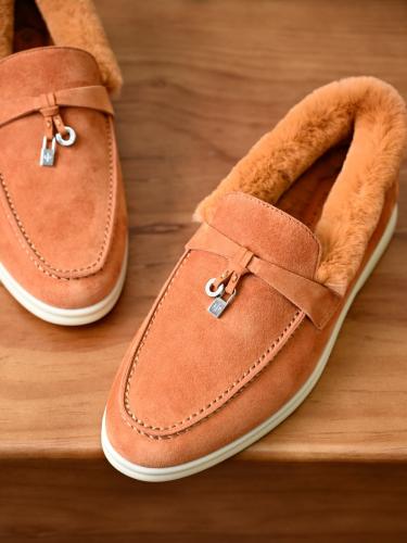 حذاء لورو بيانا النسائي الشمواه المبطن بالفرو مع تفاصيل القفل (Loro Piana Suede Fur-Lined Mules with Lock Charm)
