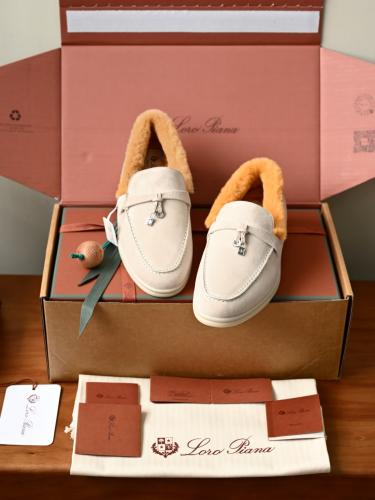 حذاء لورو بيانا النسائي الشمواه المبطن بالفرو مع تفاصيل القفل (Loro Piana Suede Fur-Lined Mules with Lock Charm)