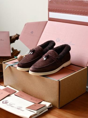 حذاء لورو بيانا النسائي الشمواه المبطن بالفرو مع تفاصيل القفل (Loro Piana Suede Fur-Lined Mules with Lock Charm)