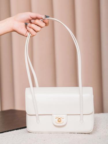 حقيبة كتف شانيل (Chanel) جلد طبيعي أملس - أبيض ملك...