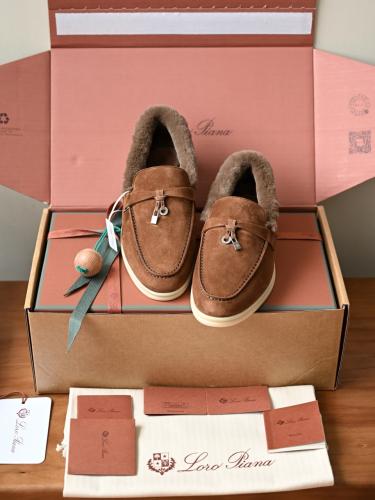 حذاء لورو بيانا النسائي الشمواه المبطن بالفرو مع تفاصيل القفل (Loro Piana Suede Fur-Lined Mules with Lock Charm)