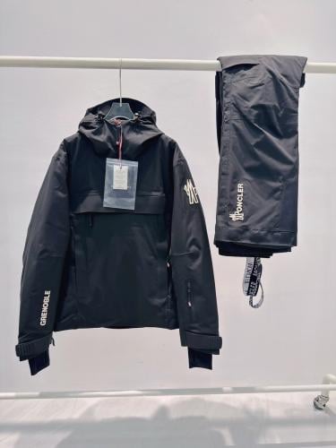 طقم التزلج الشتوي الفاخر من مونكلر غرونوبل (Moncler Grenoble Ski Jacket & Pants Set)