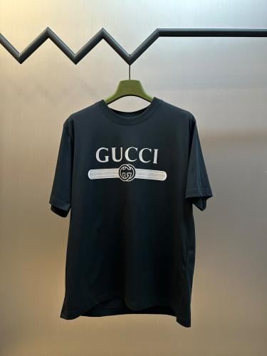 تيشرت غوتشي الكلاسيكي بشعار العلامة والشريط (Gucci Logo & Stripe T-Shirt)