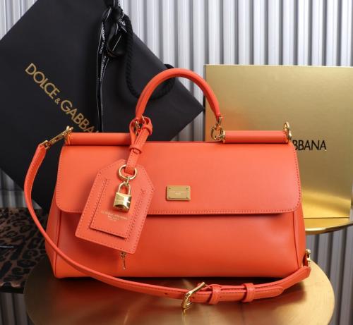 حقيبة يد نسائية فاخرة من الشامواه بتصميم أيقوني من دولتشي آند غابانا (Dolce & Gabbana)