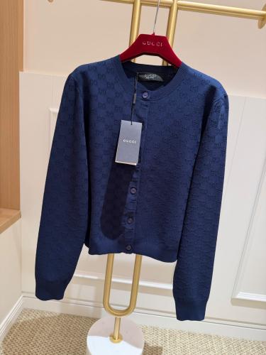 كارديجان جوتشي النسائي المحبوك بنقشة الشعار الأيقوني (Gucci Monogram Knit Cardigan)