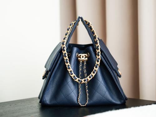 حقيبة شانيل (Chanel) كافيار كحلي ملكي برباط علوي م...