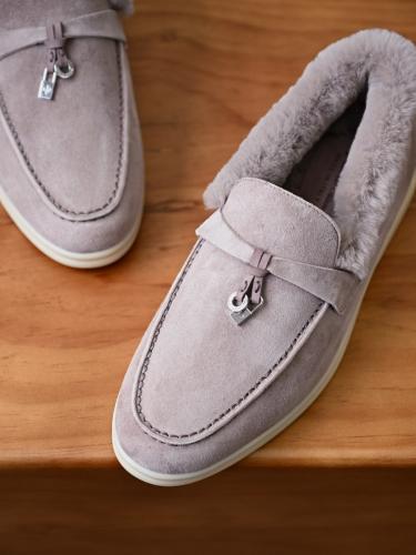 حذاء لورو بيانا النسائي الشمواه المبطن بالفرو مع تفاصيل القفل (Loro Piana Suede Fur-Lined Mules with Lock Charm)