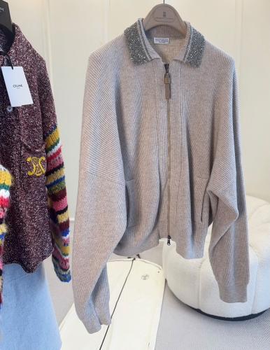 كارديجان برونيلو كوتشينيلي النسائي المحبوك بسحاب وياقة مرصعة بالترتر (Brunello Cucinelli Zip-Front Knit Cardigan with Sequin Colla...