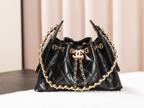 حقيبة شانيل (Chanel) جلد طبيعي أسود لامع برباط علو...