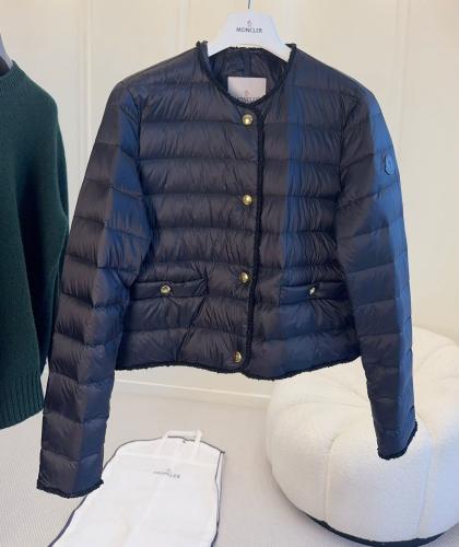 جاكيت نسائي مبطن فاخر بتصميم أنيق من مونكلير (Moncler)