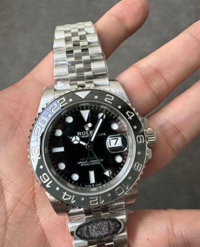 ساعة رولكس جي إم تي ماستر II (Rolex GMT-Master II) - المعروفة بلقب "جي آر" (GR) أو "الرمادي والأسود"