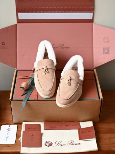 حذاء لورو بيانا النسائي الشمواه المبطن بالفرو مع تفاصيل القفل (Loro Piana Suede Fur-Lined Mules with Lock Charm)