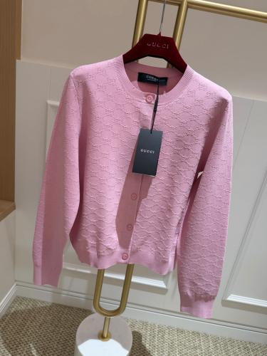 كارديجان جوتشي النسائي المحبوك بنقشة الشعار الأيقوني (Gucci Monogram Knit Cardigan)