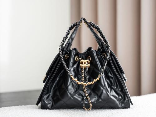 حقيبة شانيل (Chanel) جلد طبيعي أسود لامع برباط علو...