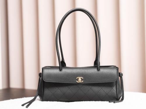 حقيبة كتف شانيل (Chanel) كافيار أسود ملكي - بتصميم...