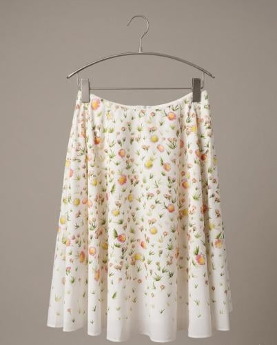 ديور (Dior) - تنورة حريرية واسعة بطبعة حديقة النرج...