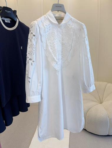 قميص فالنتينو أبيض بتطريز مفرغ (Broderie Anglaise)