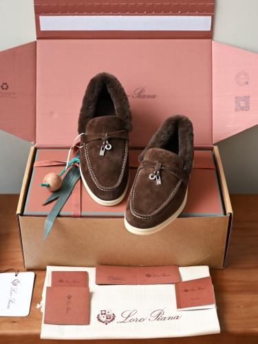 حذاء لورو بيانا النسائي الشمواه المبطن بالفرو مع تفاصيل القفل (Loro Piana Suede Fur-Lined Mules with Lock Charm)