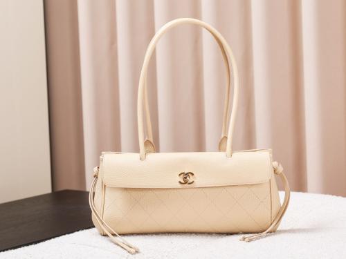 حقيبة كتف شانيل (Chanel) كافيار بيج كريمي - مقاس م...