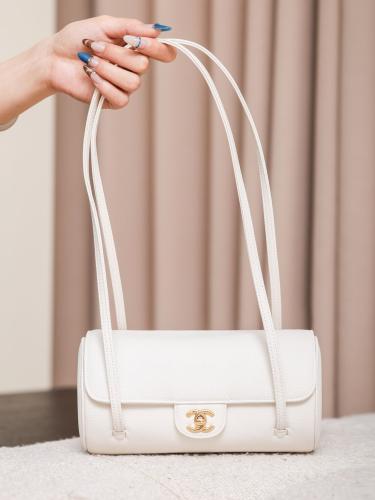 حقيبة كتف شانيل (Chanel) كلاسيك أسطوانية جلد كافيا...