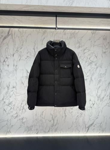 جاكيت / معطف منفوخ رجالي فاخر من القماش المخملي المضلع (Corduroy) من "مونكلير" (Moncler) باللون الأسود الكلاسيكي