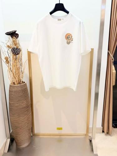 تيشيرت ديور (Dior) الأبيض بتطريز الزهرة الفاخر