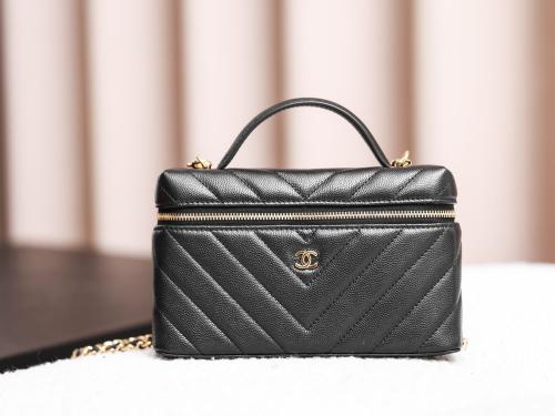 حقيبة فانيتي شانيل (Chanel) كلاسيك توب هاندل جلد ك...