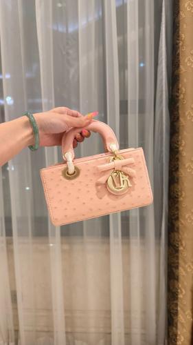 حقيبة ديور (Dior) النسائية الأنيقة من جلد النعام باللون الوردي الفاتح