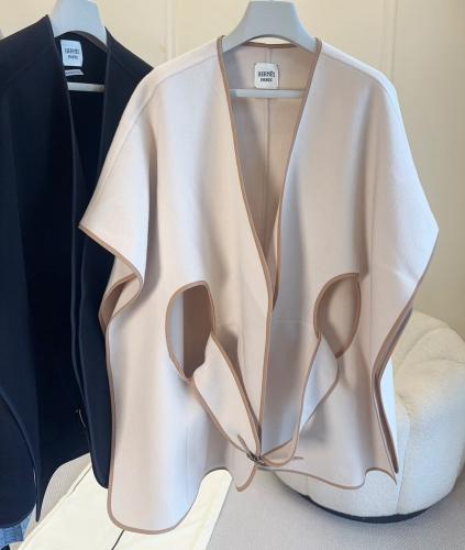 شال أو كيب نسائي فاخر بتصميم عصري من هيرميس (Hermès)
